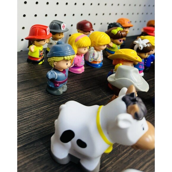 FISHER PRICE LITTLE PEOPLE LOT (28) COUNTRY & FIRST RESPONDERS, PILOTS, ANIMALS - Picture 10 of 11